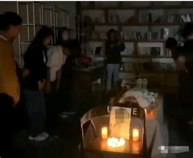 25歲女孩為自己辦葬禮請朋友吃席：心病該如何治愈？