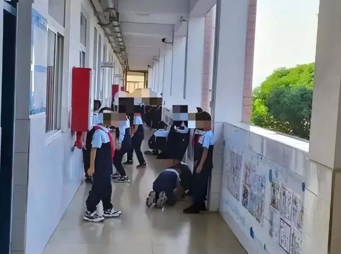 失去課間的孩子們在廁所社交？網(wǎng)友家長們炸鍋了......