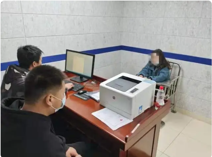 男子裸聊被敲詐走投無路向妻子坦白：又蠢又渣