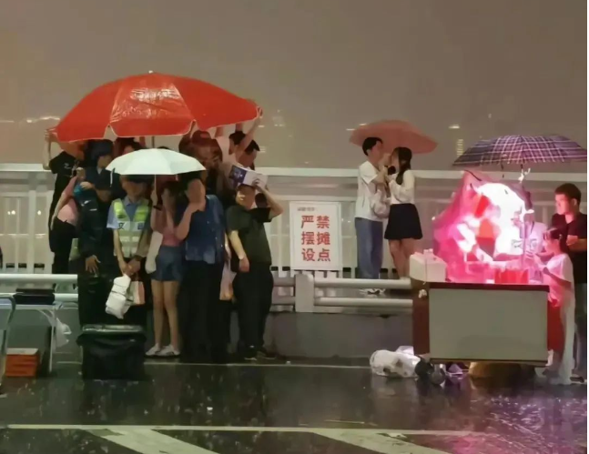 “年度催淚照”刷屏朋友圈：世界破破爛爛，有人縫縫補補