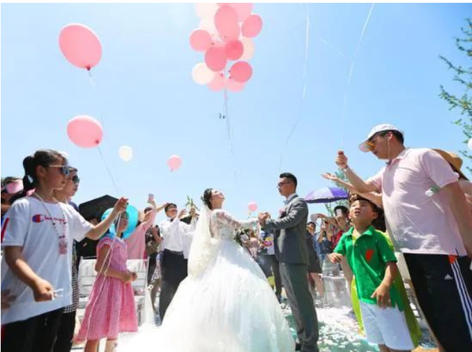 年輕人開始流行三無婚禮：“極簡婚禮”為何受到追捧？