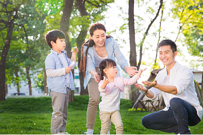 育兒主要由婦女承擔(dān)的觀念仍然存在：缺少父愛(ài)會(huì)怎么樣？