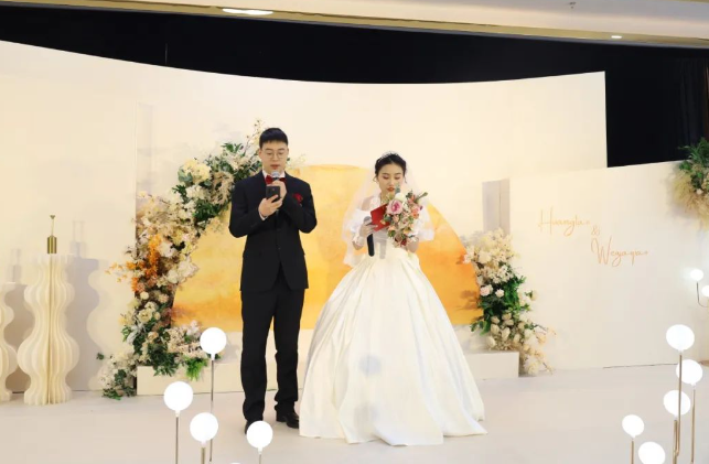 小夫妻花5000元辦了場(chǎng)極簡(jiǎn)婚禮：年輕人的個(gè)性追求